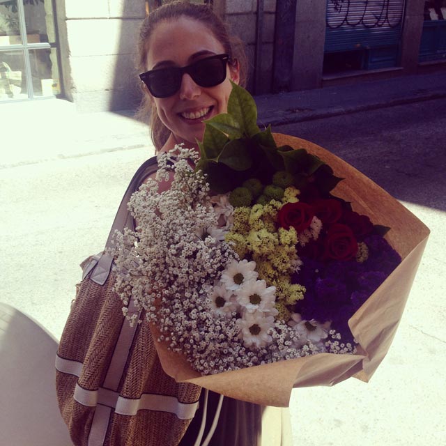 Nuestra compañera llega con las flores para decorar nuestro stand en Expo Mujer España