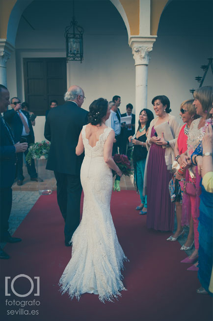 Los recién casado saludan a sus invitados después de la ceremonia civil