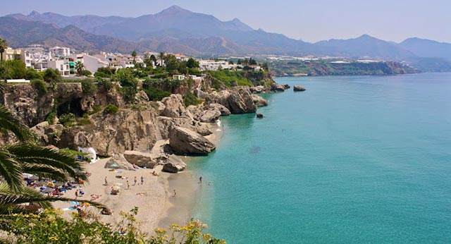 Las playas de Nerja son especiales para celebrar tu boda en la playa de Málaga