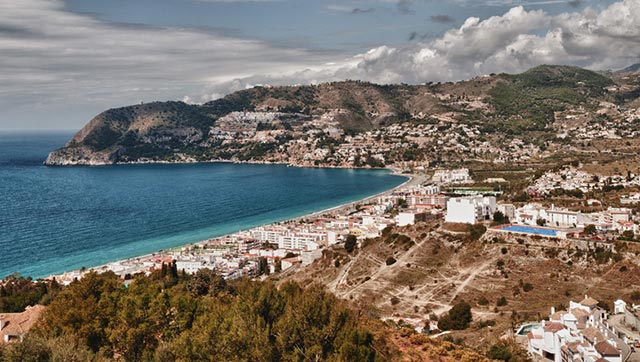 La playa de La Herradura, un lugar precioso para casarte en Granada