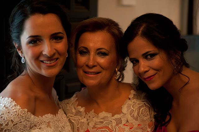 Carmen, nuestra novia, junto a su madre y su hermana