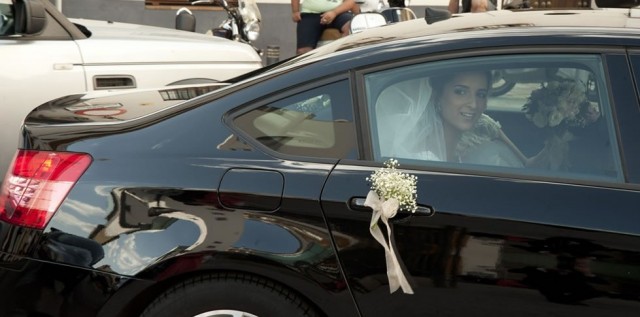 Llegando a la ceremonia en un coche de lujo