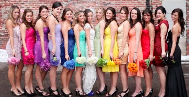 Invitadas posando con la novia, con colores divertidos según indica el protocolo de bodas