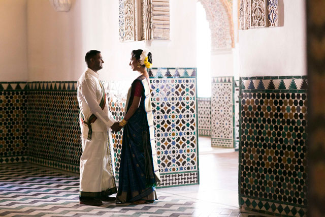 Pareja de novios hindú posando el día de su boda