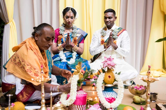 Pooj & Siva durante la ceremonia de la boda tradicional hindú