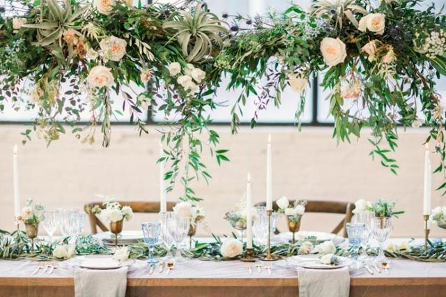 Mesa de novios decorada con flores blancas