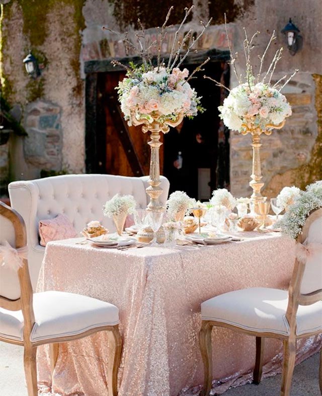 Idea de decoración de la mesa nupcial en una boda rústica