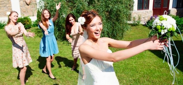 El significado de tirar el ramo de novia en una boda