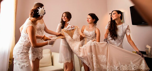 La ilusión de la novia por mantener en secreto su vestido de novia