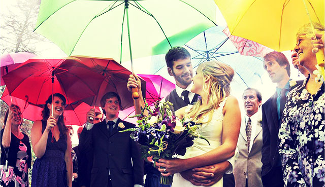 Paraguas para los invitados a una boda lluviosa