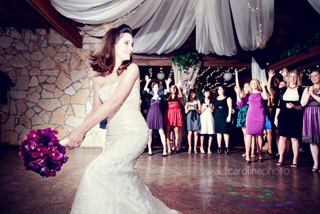 Por qué lanzamos el ramo de novia en las bodas