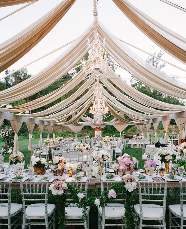 Mesa con estilo campestre en boda rústica