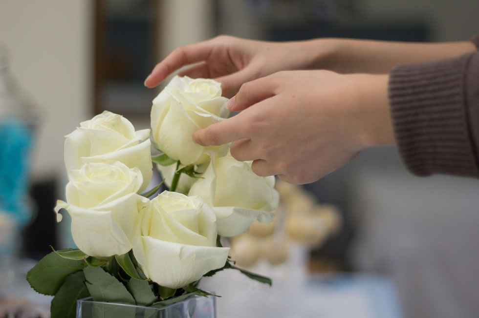 Detalles de rosas blancas y tonos azules para decorar el Salón Bitácora