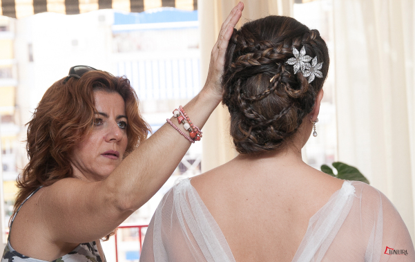 Detalle de la hermosa trenza en el recogido del pelo de la novia