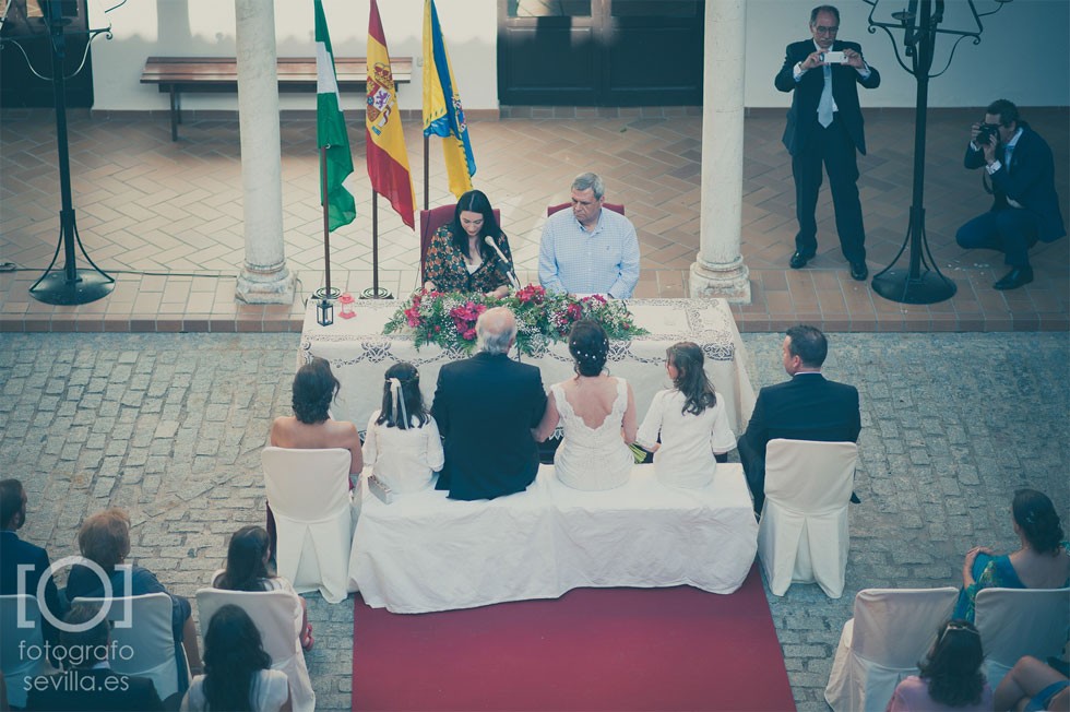 Marta y Joaquín durante la ceremonia de su boda civil