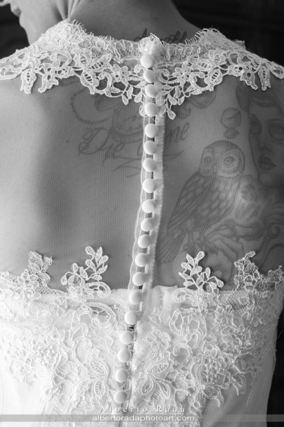 Detalle de la espalda del vestido de novia de María