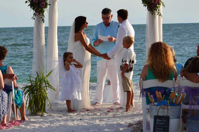 Los mejores consejos para ser la invitada perfecta en una boda en la playa