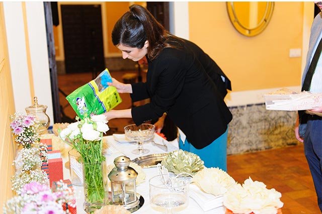 Ángela Caparroz preparando personalmente la mesa dulce para la boda de S&A