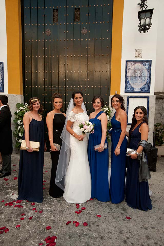 Invitadas posando con la novia en la puerta de la iglesia de Las Aguas