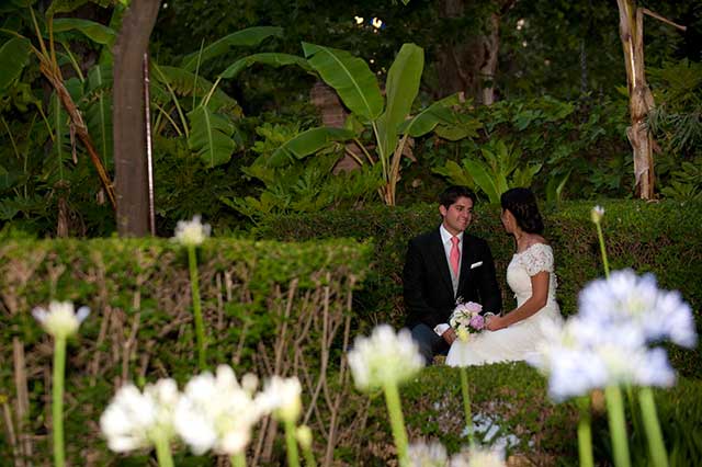 Carmen y Joaquín durante su boda en los jardines del Hotel Alfonso XIII