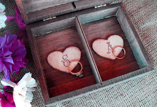 Caja original para presentar nuestros anillos en la boda