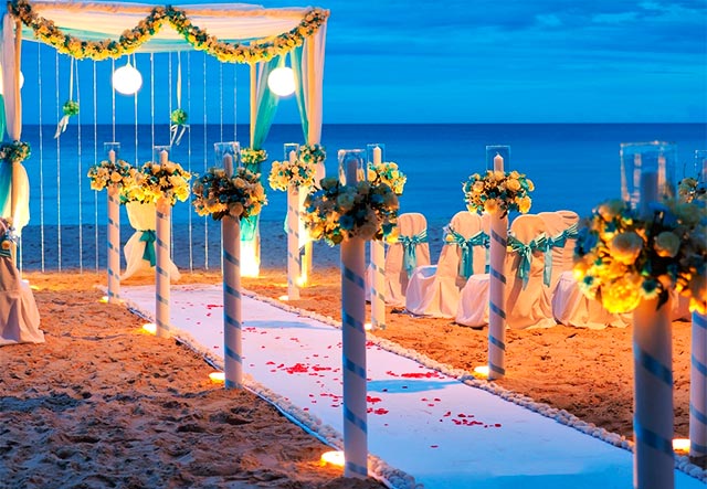 Altar para ceremonia de boda en la playa al atardecer