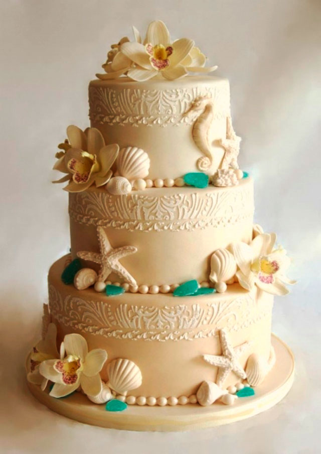 Original tarta para una boda en la playa, con conchas y estrellas de mar