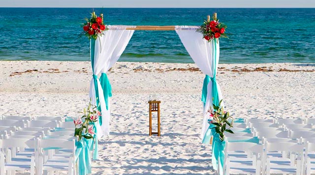 Altar para una boda en la playa en verano de 2017