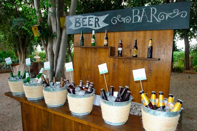 Mesa buffet de cervezas en bodas