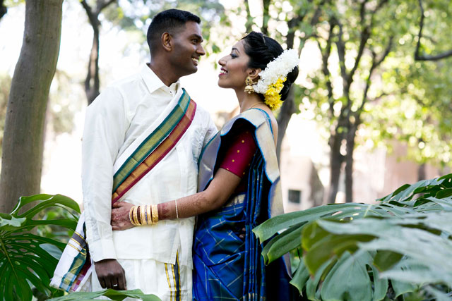 Pareja de novios hindú posando el día de su boda