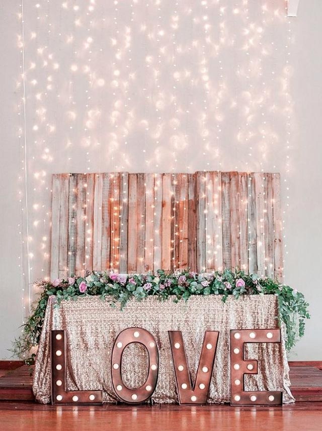 Mesa nupcial decorada con luces