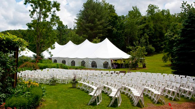 Las carpas son una magnífica opción para evitar riesgos por lluvia en durante el convite de una boda