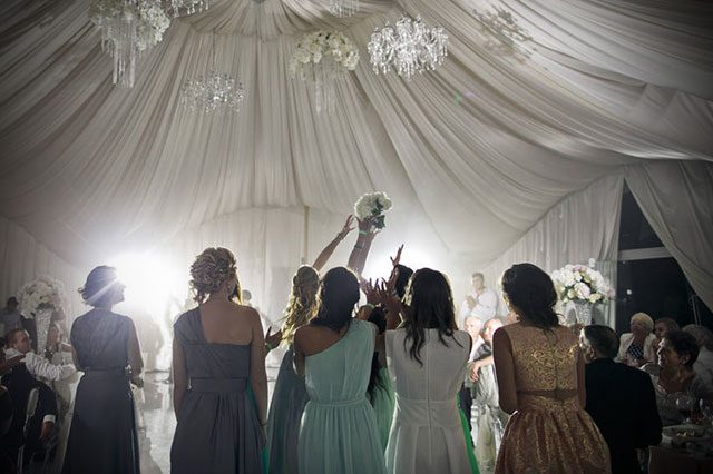Los 5 errores que no debes cometer cuando te invitan a una boda