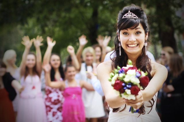 ¿De dónde viene la tradición de lanzar el ramo de novia?