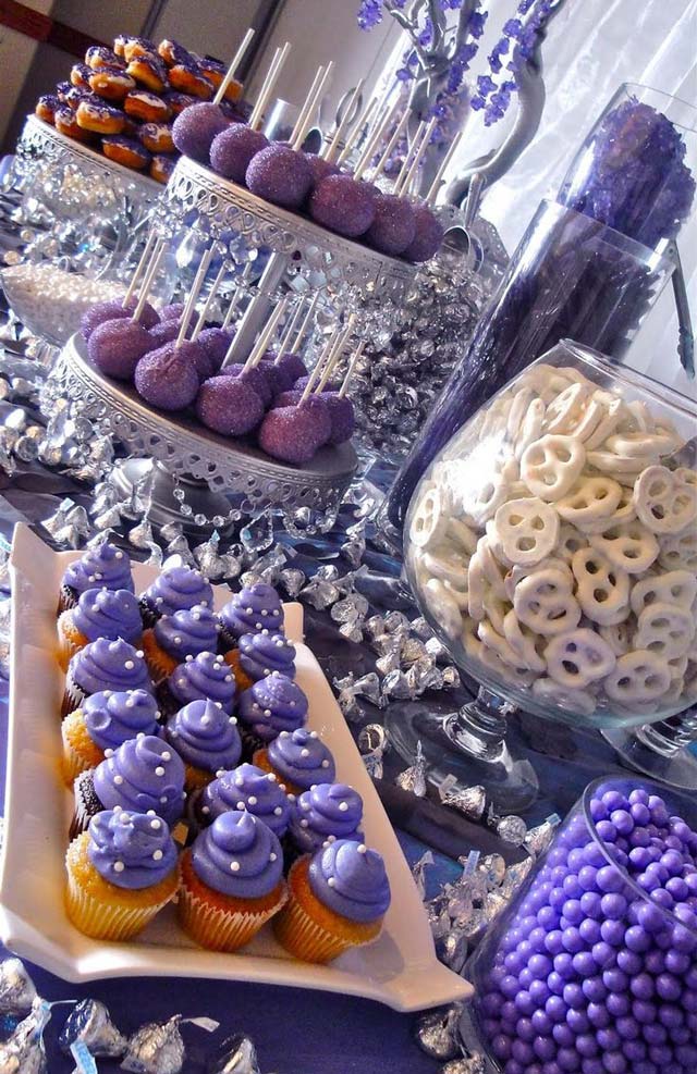 Mesa dulce en colores lilas