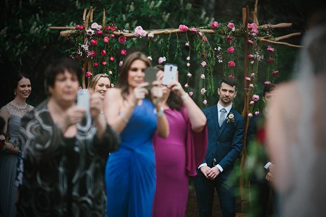 ¿Deberían nuestros invitados usar el móvil en nuestra boda?
