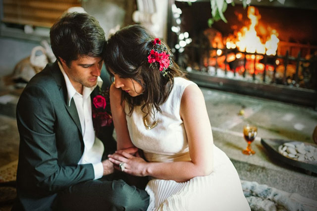 La chimenea como elemento romántico y decorativo en una boda en otoño e invierno