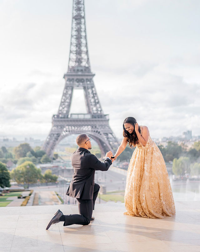 Pedida de manos frente a la Torre Eiffel, en París