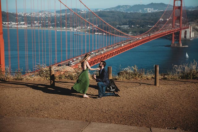 Pedida de manos frente al puente Golden Gate