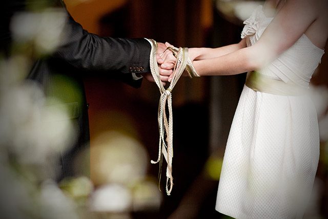 El “handfasting” o unión de manos de las bodas celtas