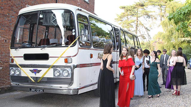 Razones por las que contratar un autocar para los invitados a nuestra boda